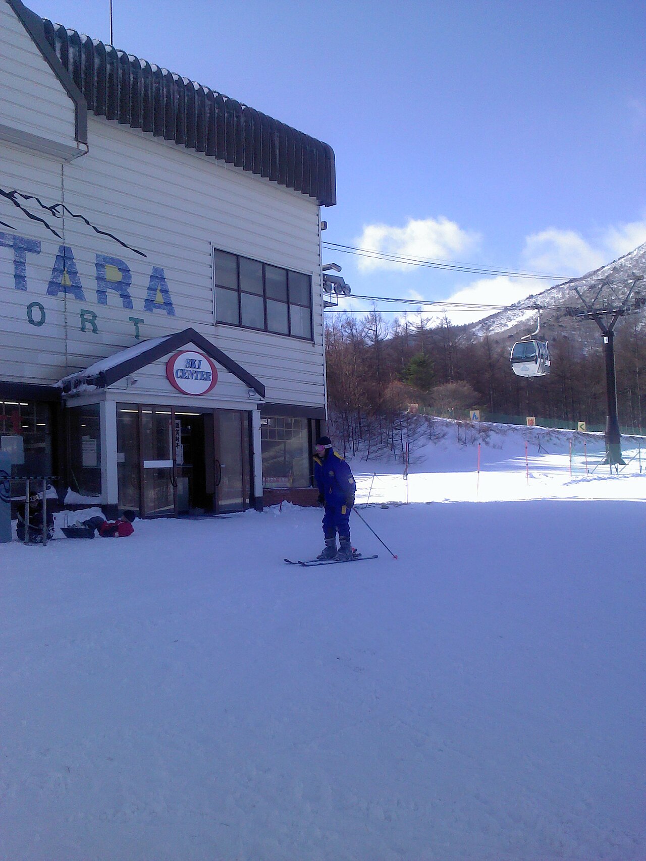あだたら高原スキー場の雪の山とゲレンデ