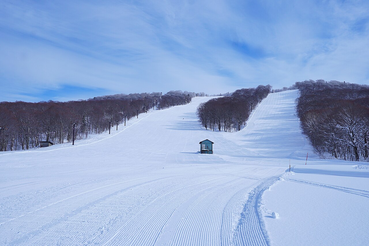 秋田八幡平スキー場の雪の山とゲレンデ