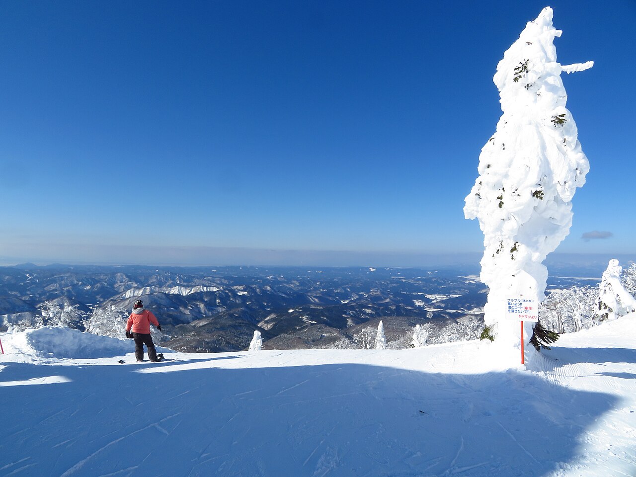 森吉山阿仁スキー場の雪の山とゲレンデ