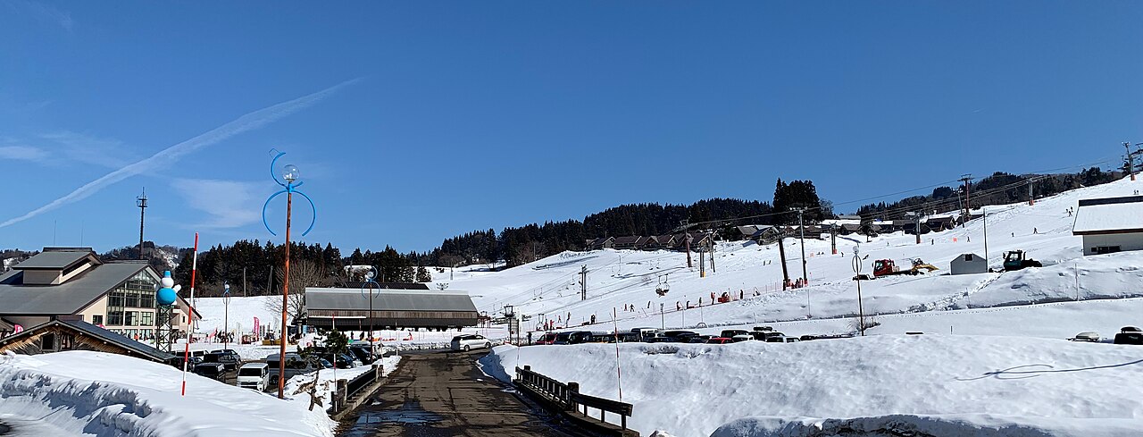 キューピットバレイスキー場の雪の山とゲレンデ