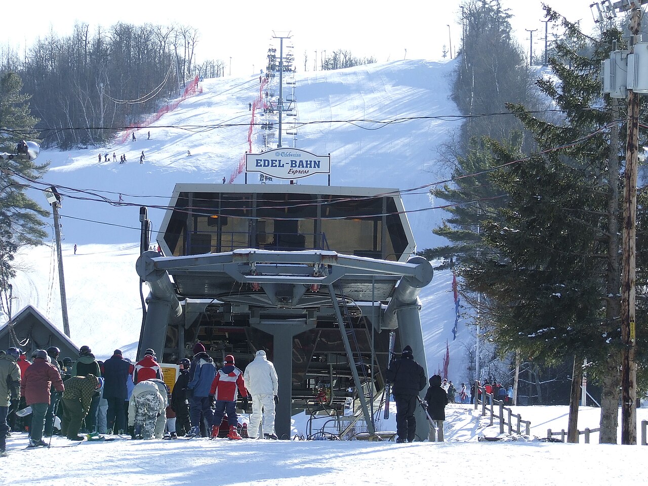 エーデルワイススキーリゾートの雪の山とゲレンデ