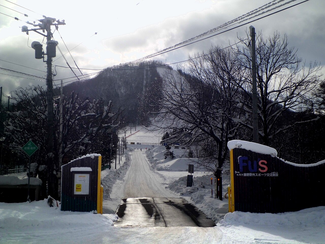 フッズスノーエリアの雪の山とゲレンデ