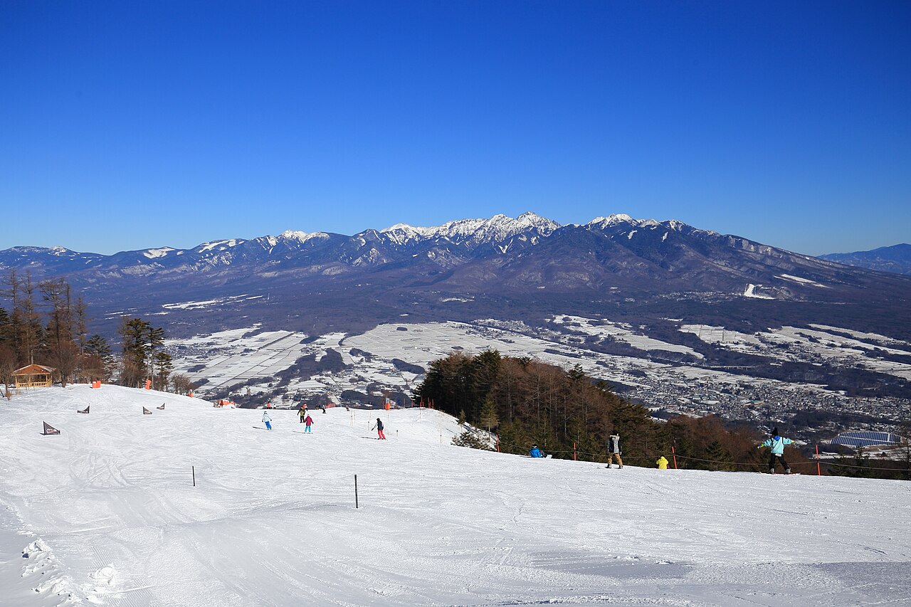 富士見パノラマリゾートの雪の山とゲレンデ