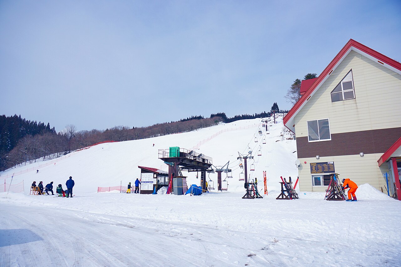 藤里町営スキー場の雪の山とゲレンデ