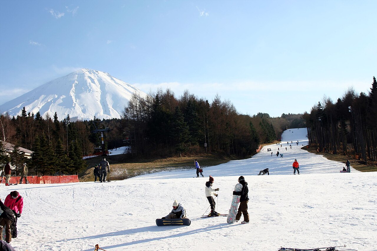 ふじてんスノーリゾートの雪の山とゲレンデ