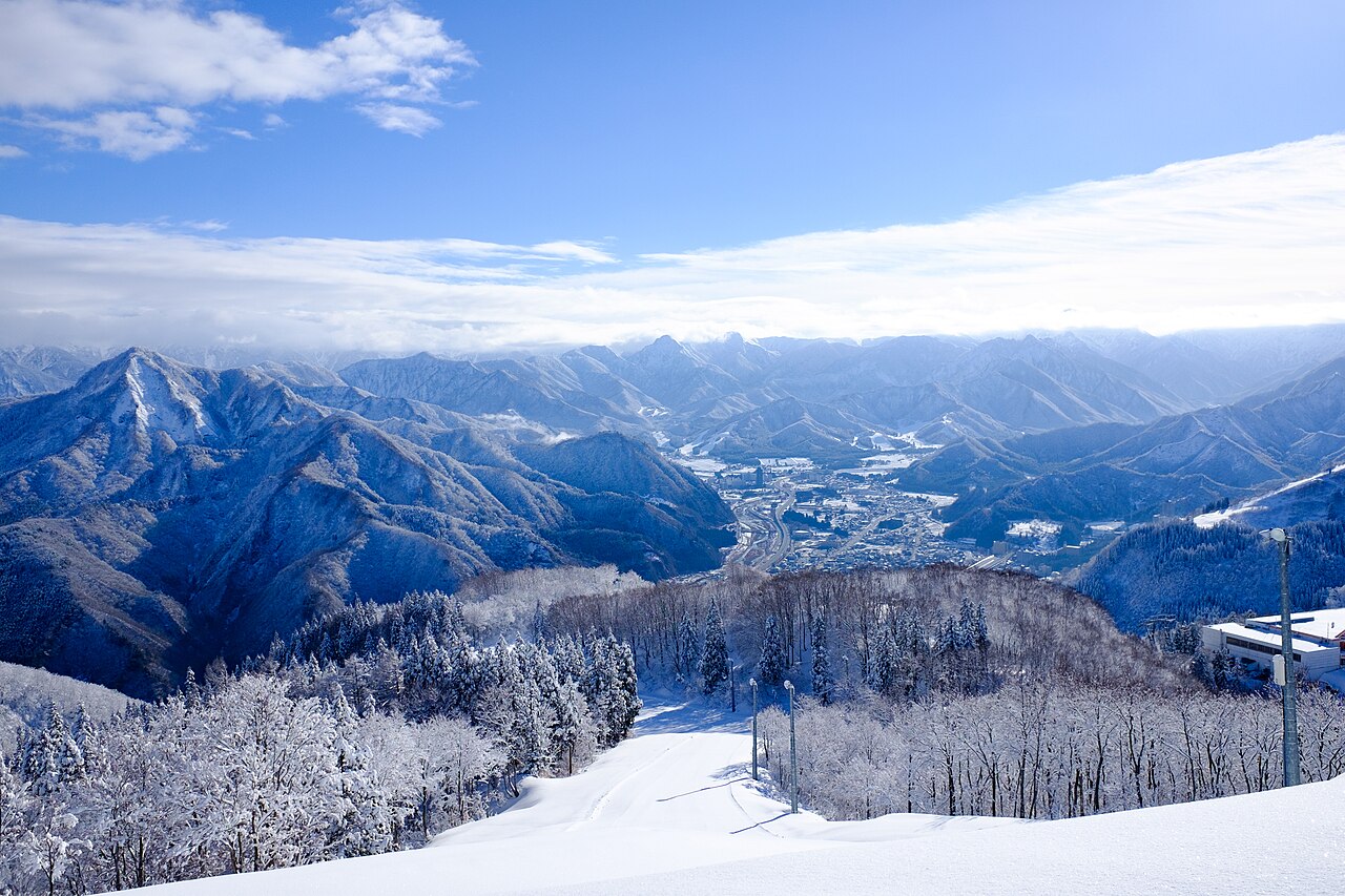 ガーラ湯沢スノーリゾートの雪の山とゲレンデ
