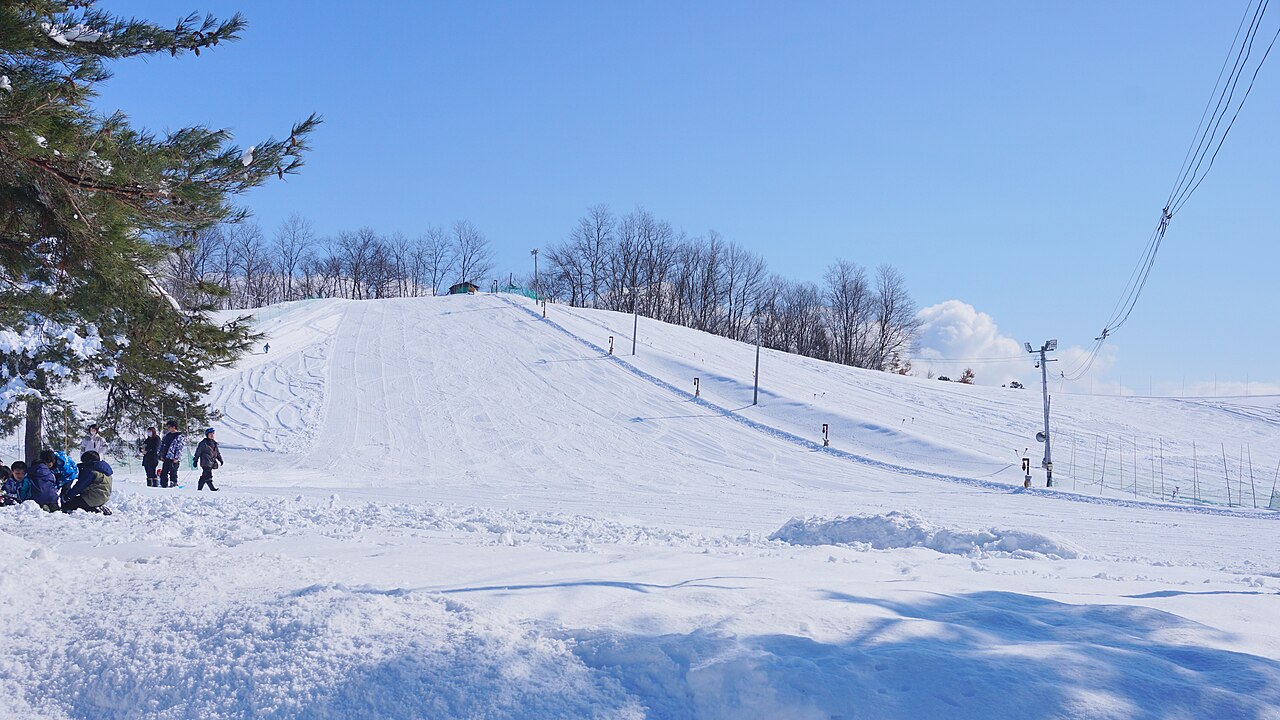後三年スキー場の雪の山とゲレンデ