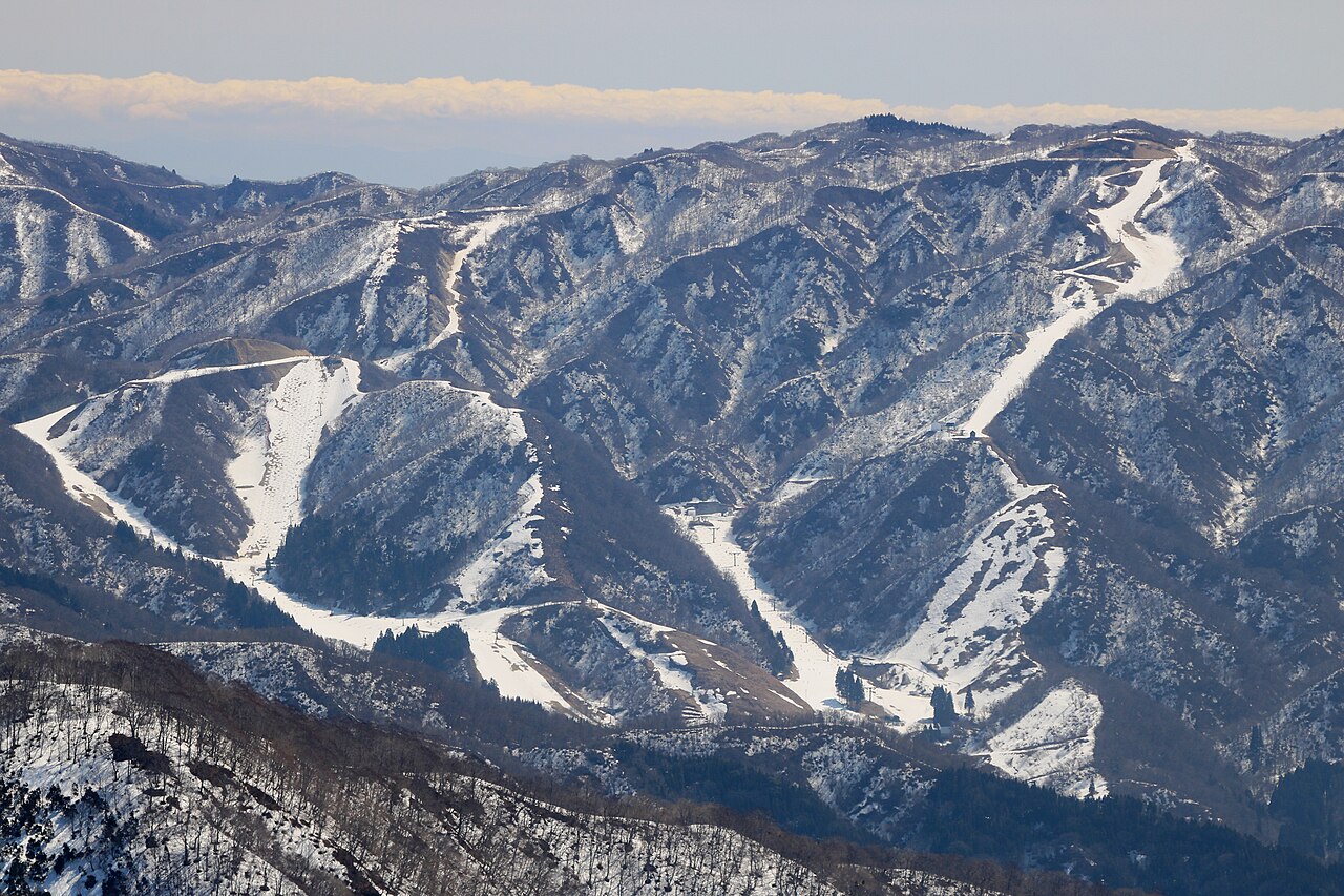 Snow and slopes at Gransnow Okuibuki