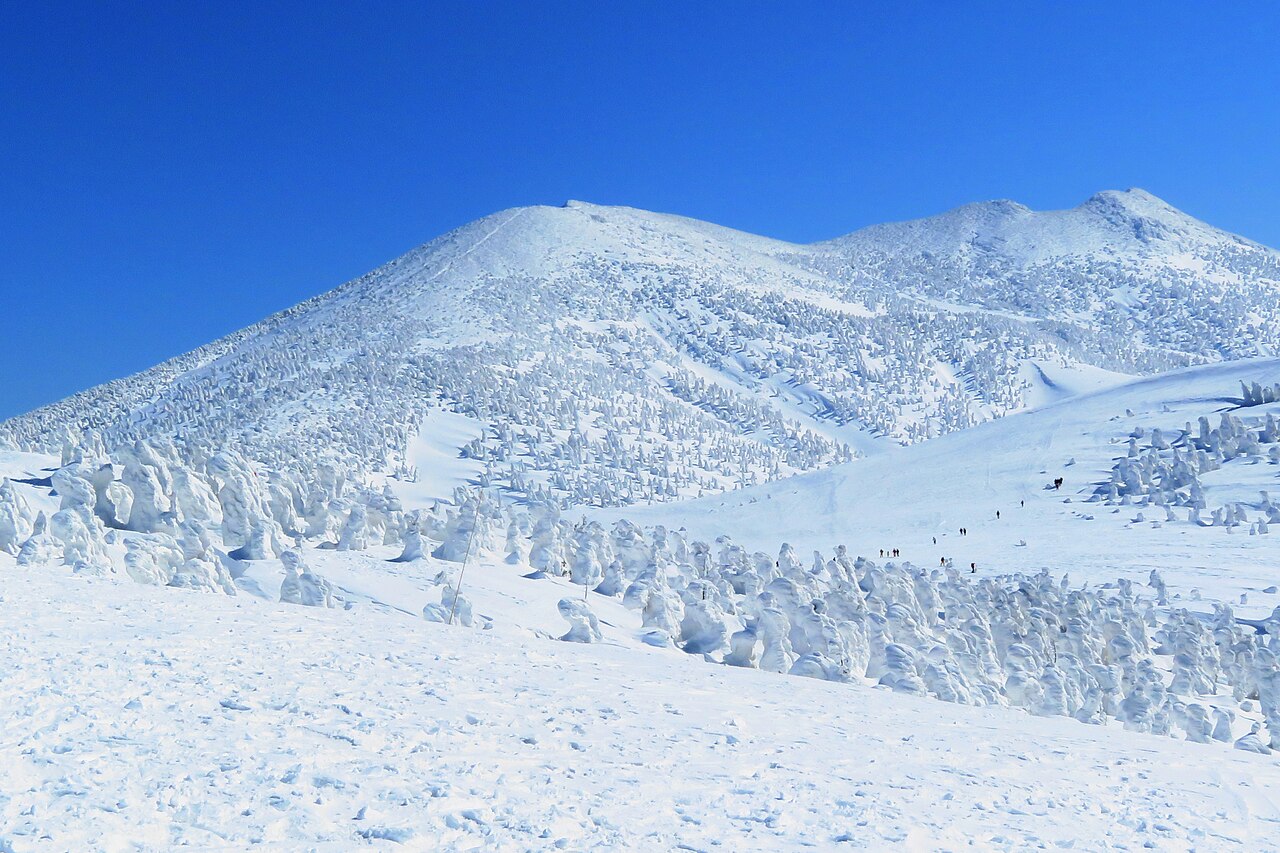 八甲田国際スキー場の雪の山とゲレンデ