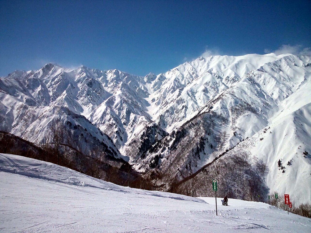 白馬47の雪の山とゲレンデ