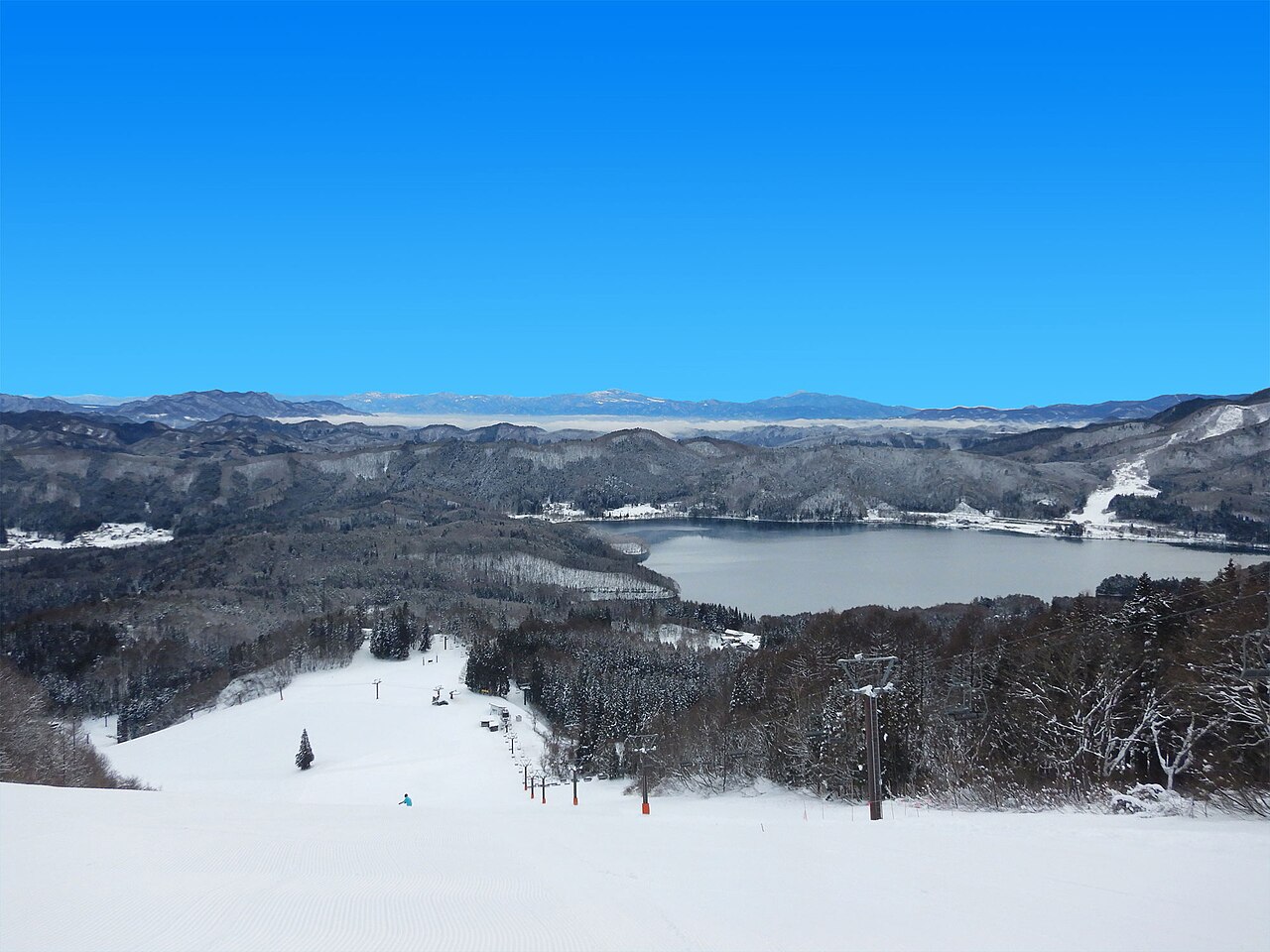 白馬さのさかの雪の山とゲレンデ