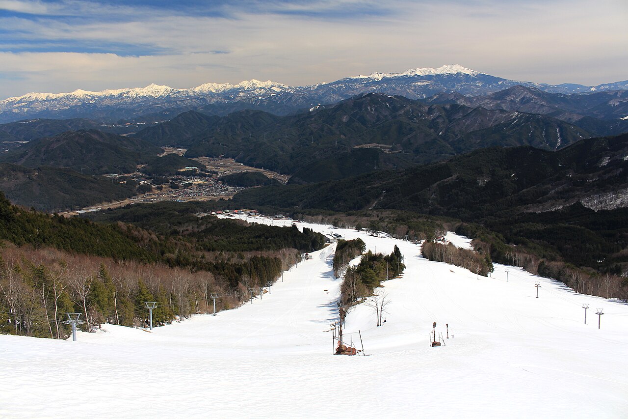 ひだ舟山スノーリゾートアルコピアスキー場くるみの雪の山とゲレンデ