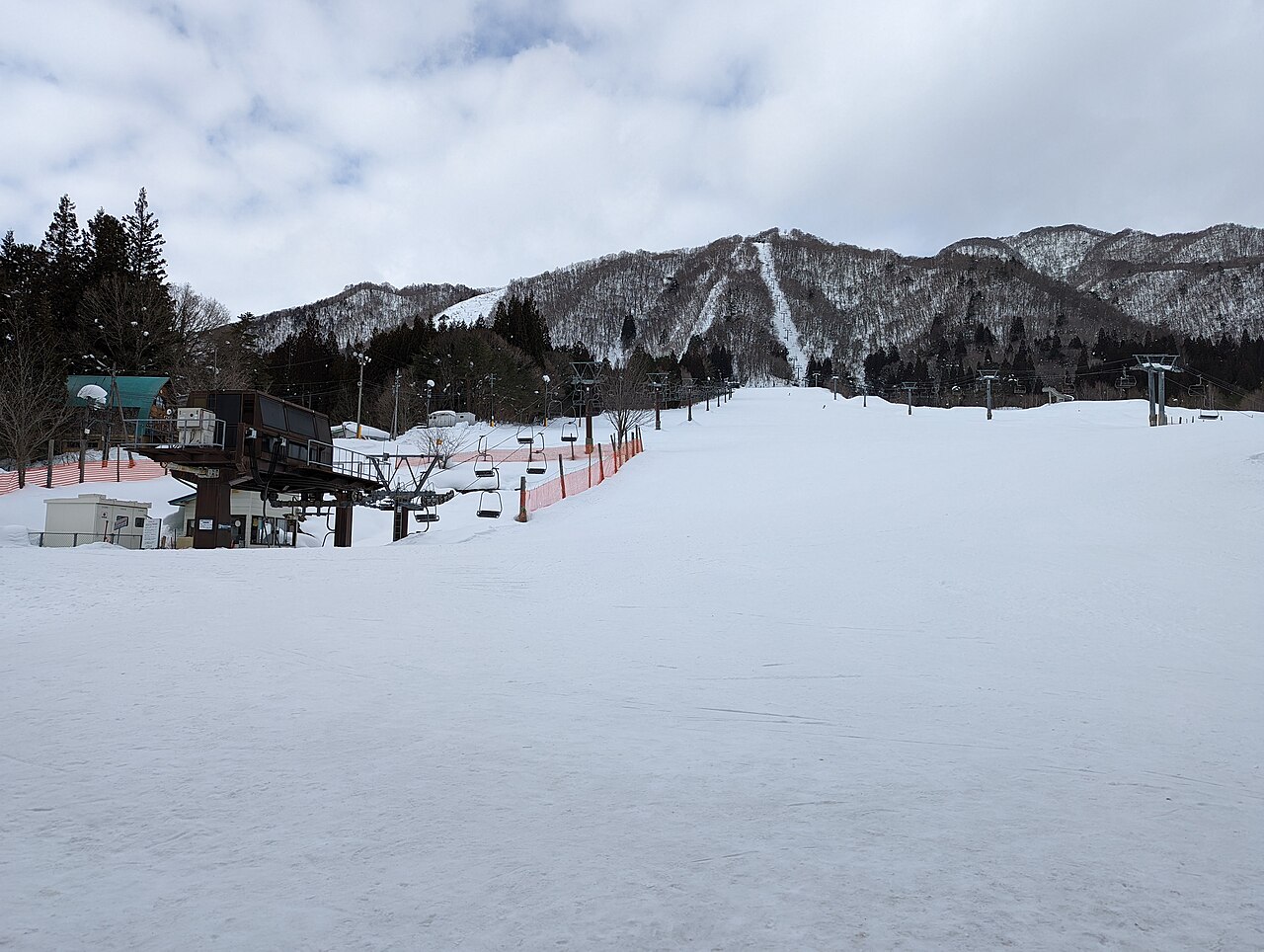 スターシュプール飛騨流葉スキー場の雪の山とゲレンデ