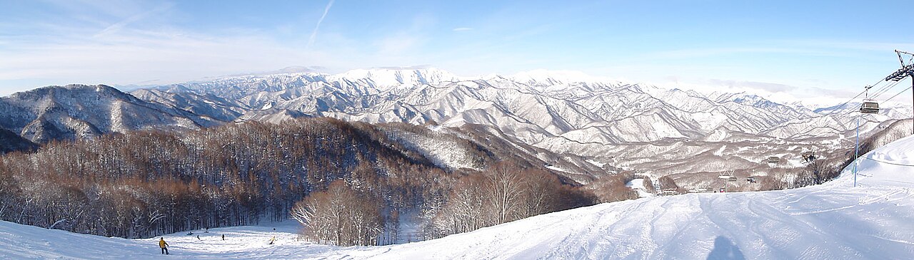 宝台樹スキー場の雪の山とゲレンデ