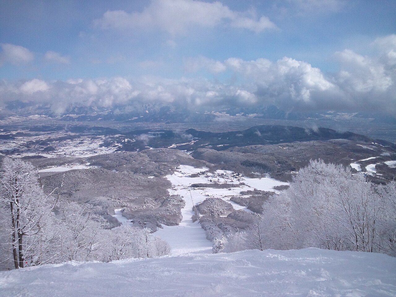 いいづなリゾートスキー場の雪の山とゲレンデ