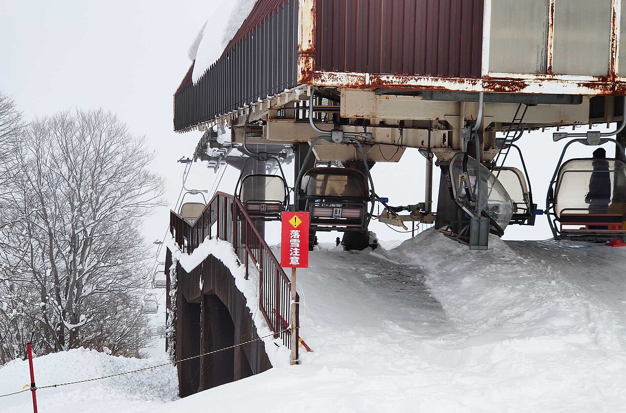 池の平温泉アルペンブリックスキー場の雪の山とゲレンデ
