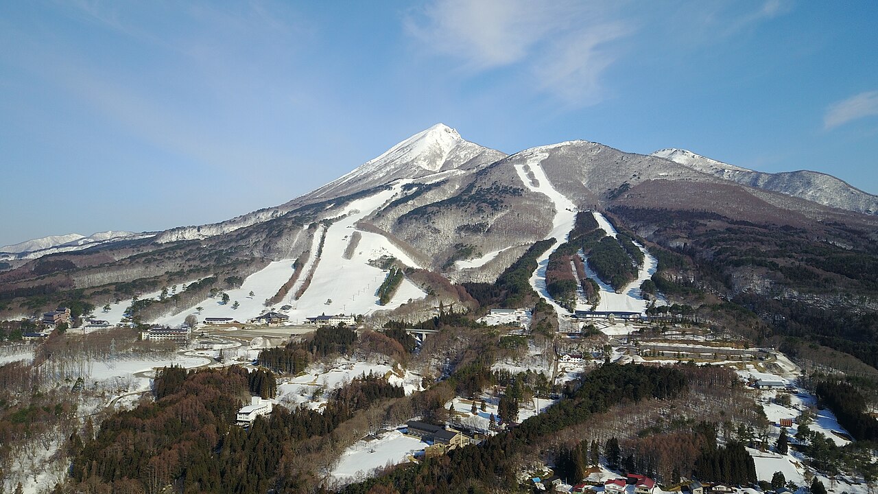 猪苗代スキー場の雪の山とゲレンデ