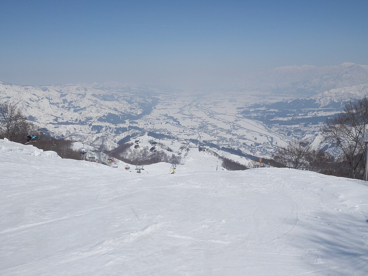 石打丸山スキー場の雪の山とゲレンデ