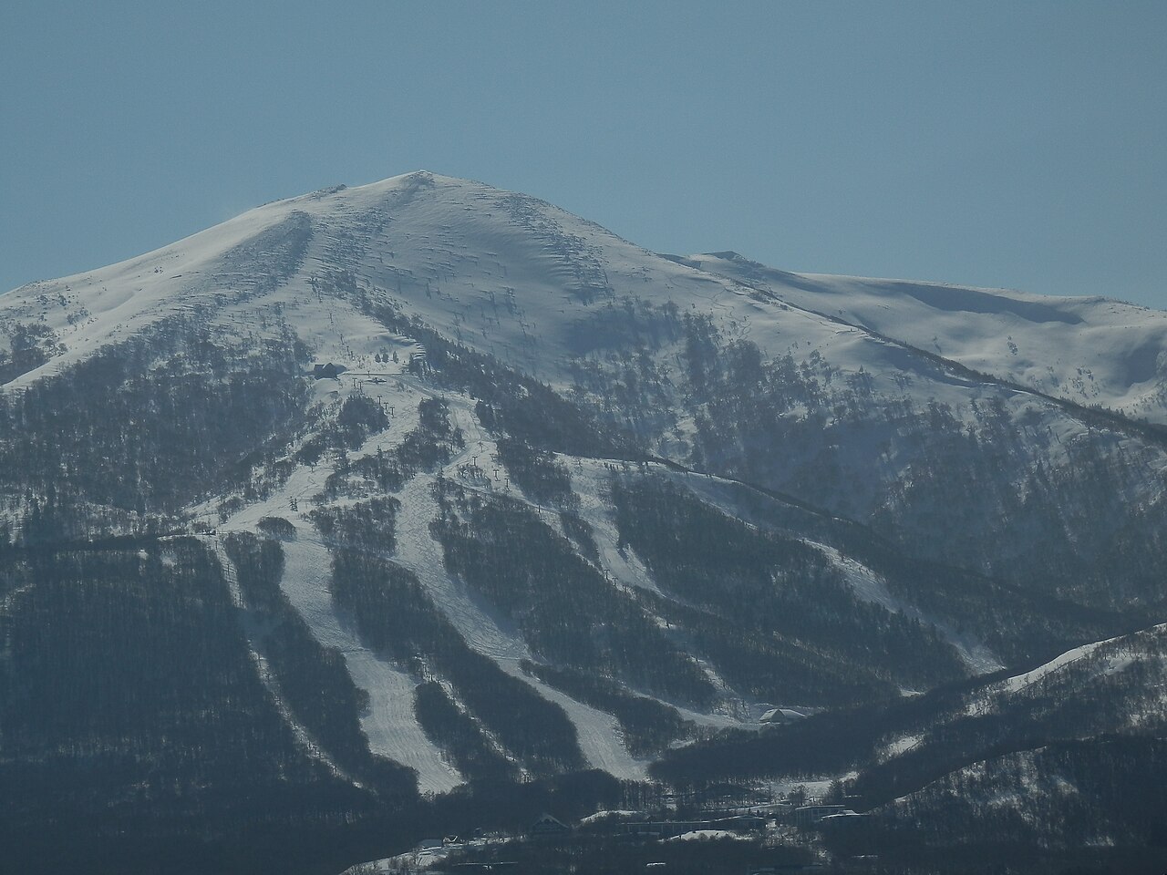 岩内の雪の山とゲレンデ