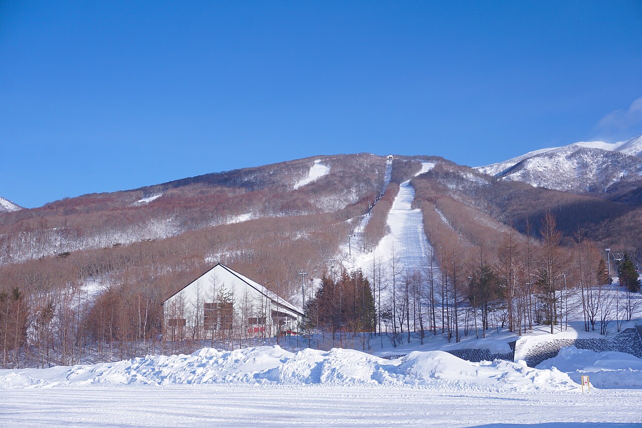 岩手高原スノーパークの雪の山とゲレンデ