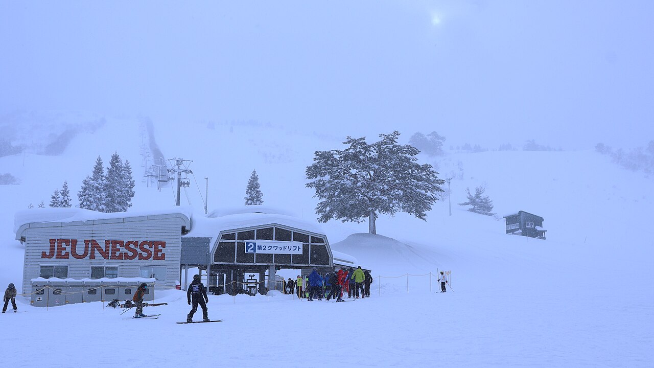 ジュネス栗駒スキー場の雪の山とゲレンデ