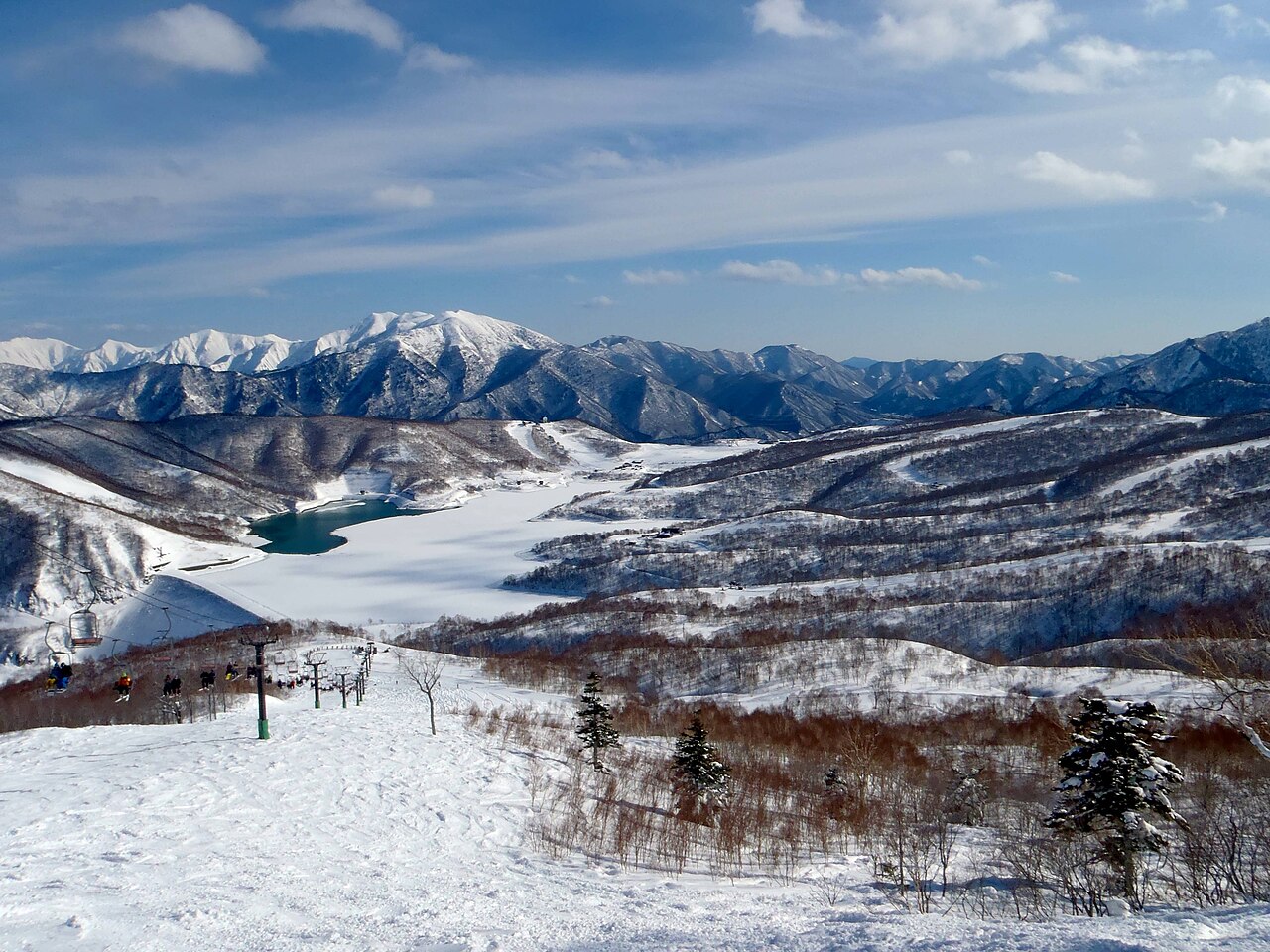 かぐらエリアの雪の山とゲレンデ