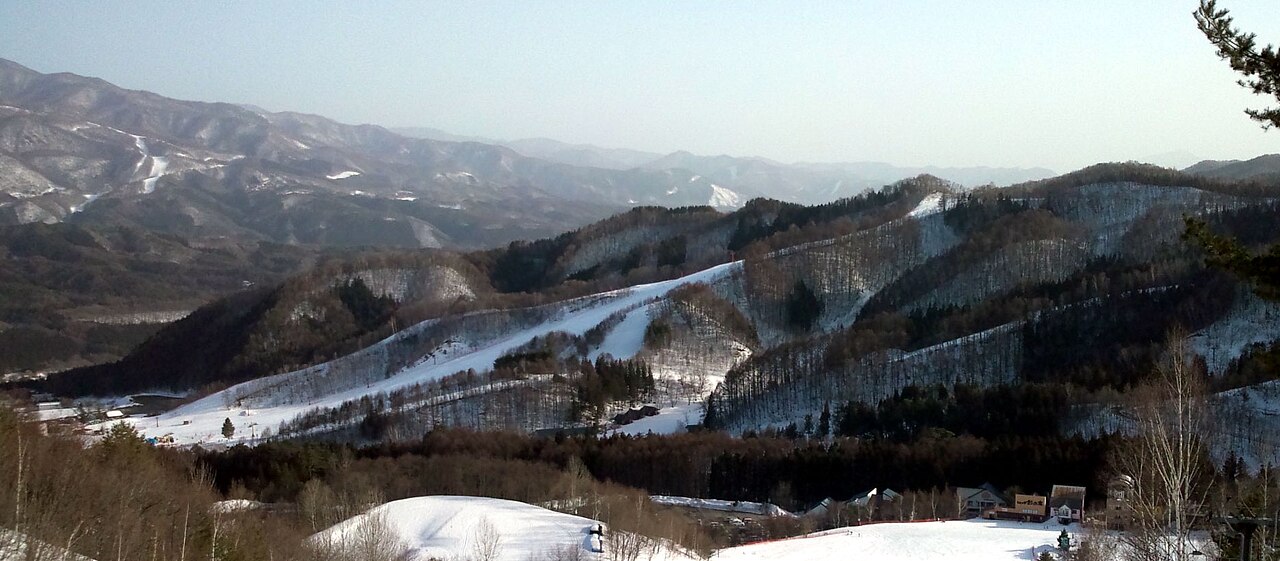 かたしな高原スキー場の雪の山とゲレンデ