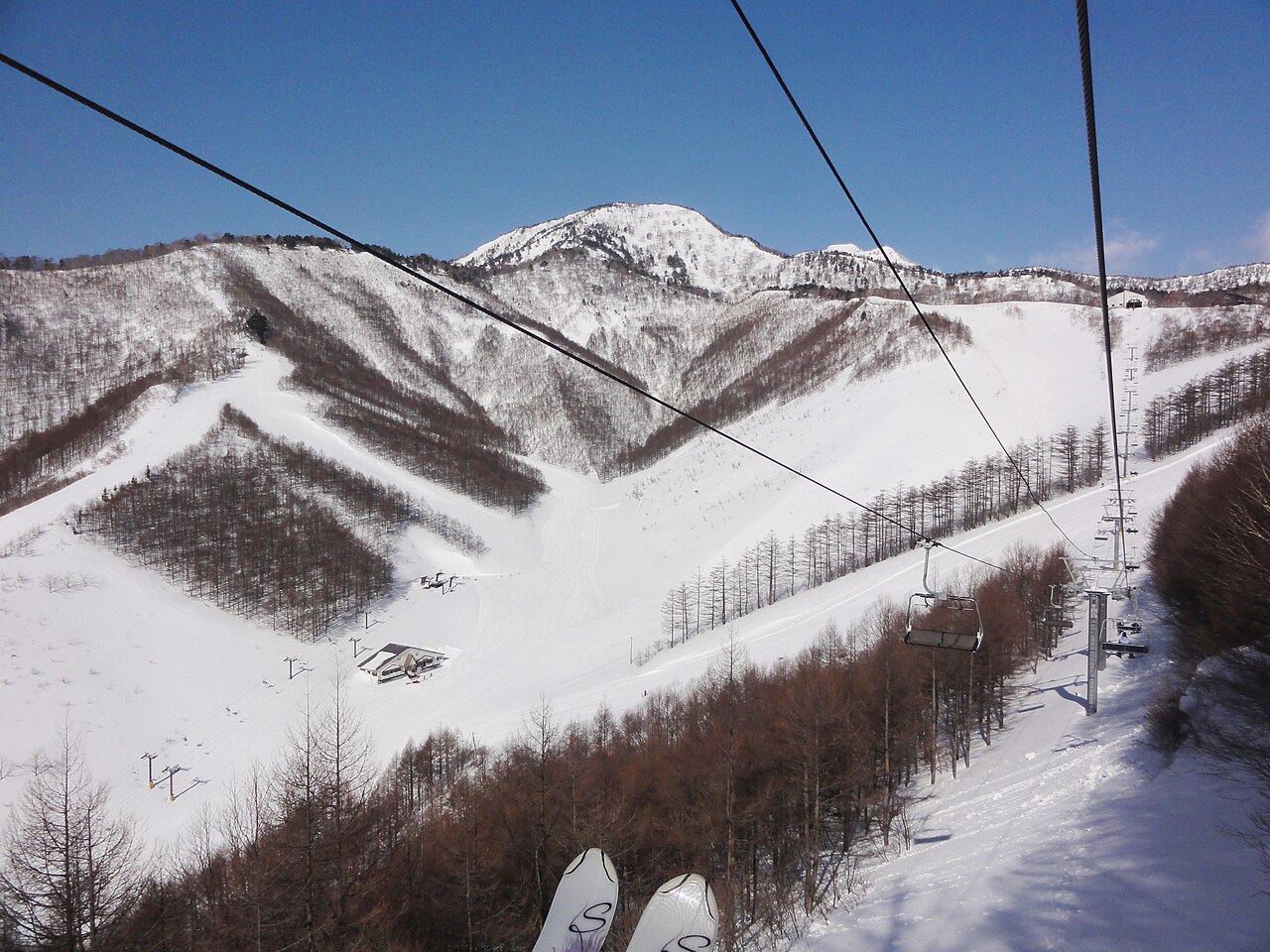 武尊スキー場の雪の山とゲレンデ