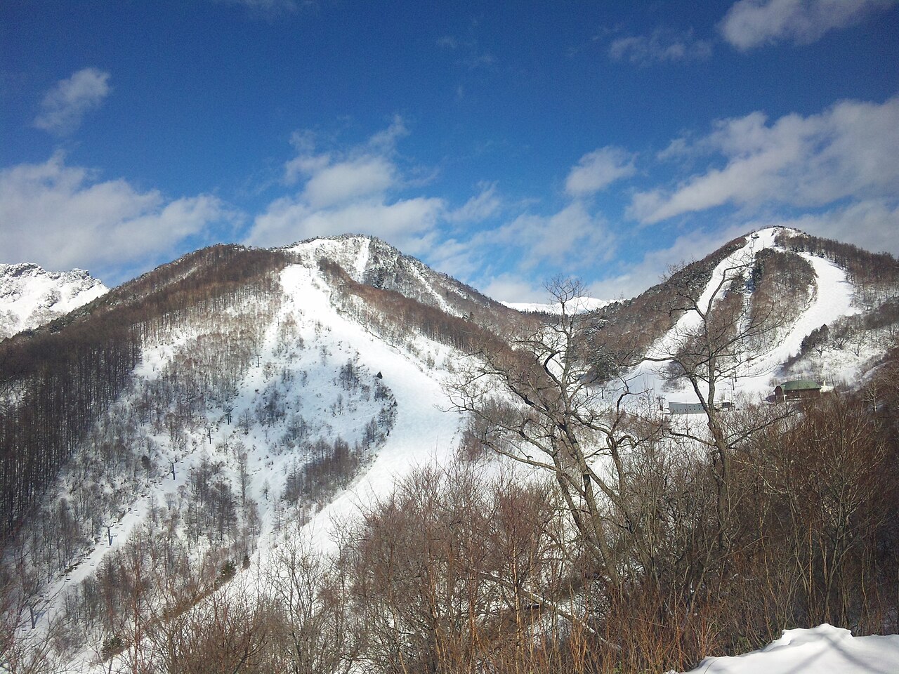 川場スキー場の雪の山とゲレンデ