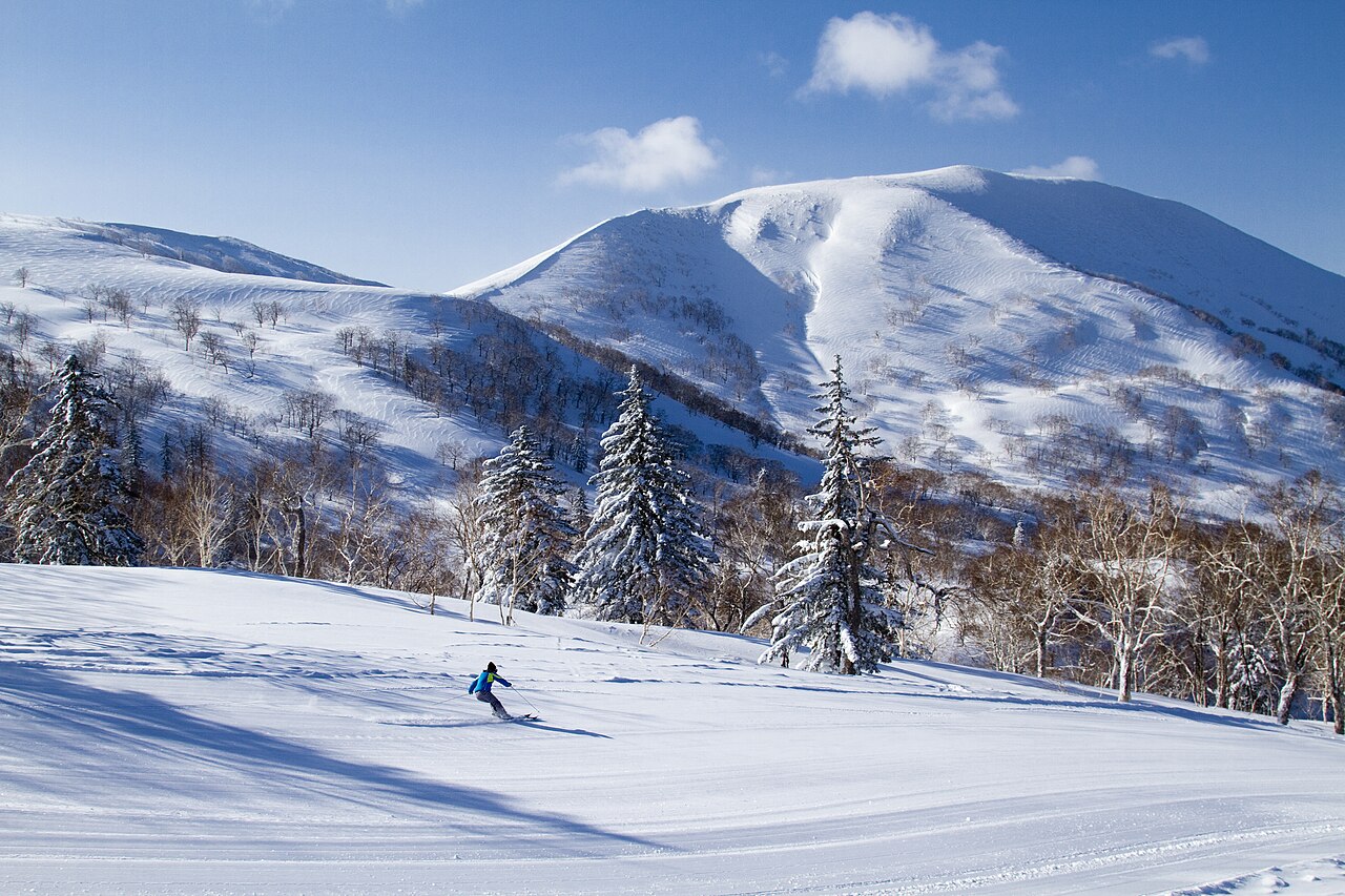 キロロリゾートの雪の山とゲレンデ