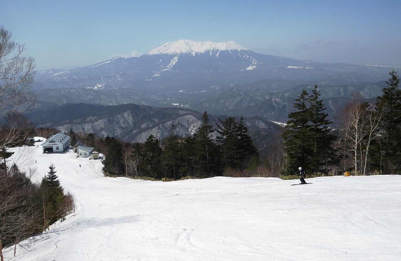 木曽福島スキー場の雪の山とゲレンデ