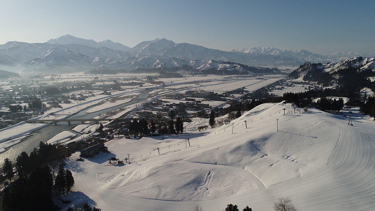 小出スキー場の雪の山とゲレンデ