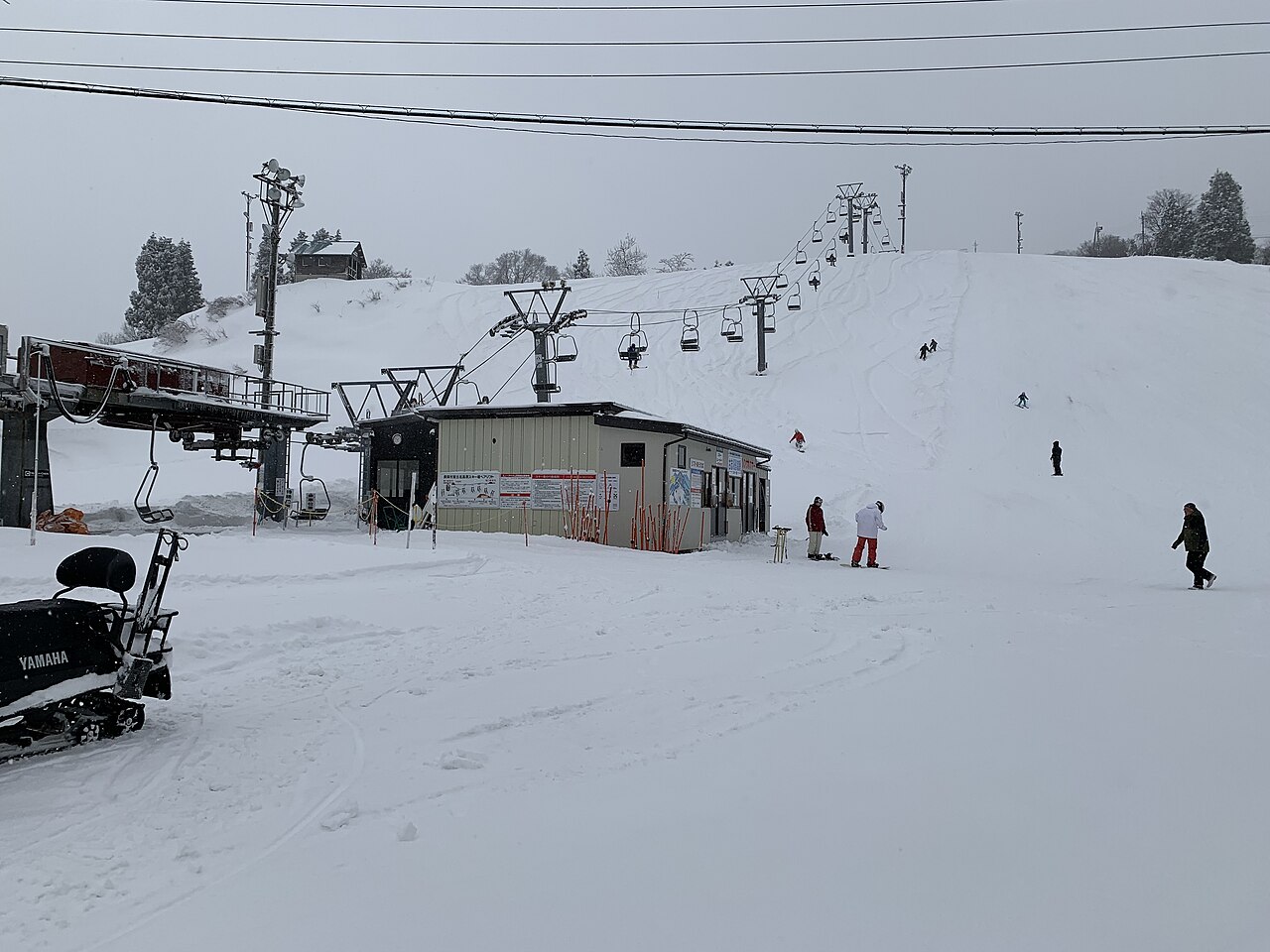 古志高原スキー場の雪の山とゲレンデ