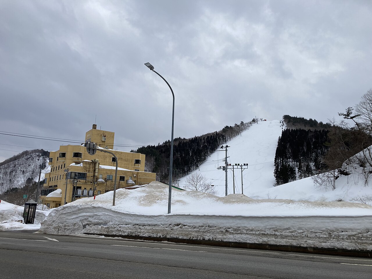 栗子国際スキー場の雪の山とゲレンデ
