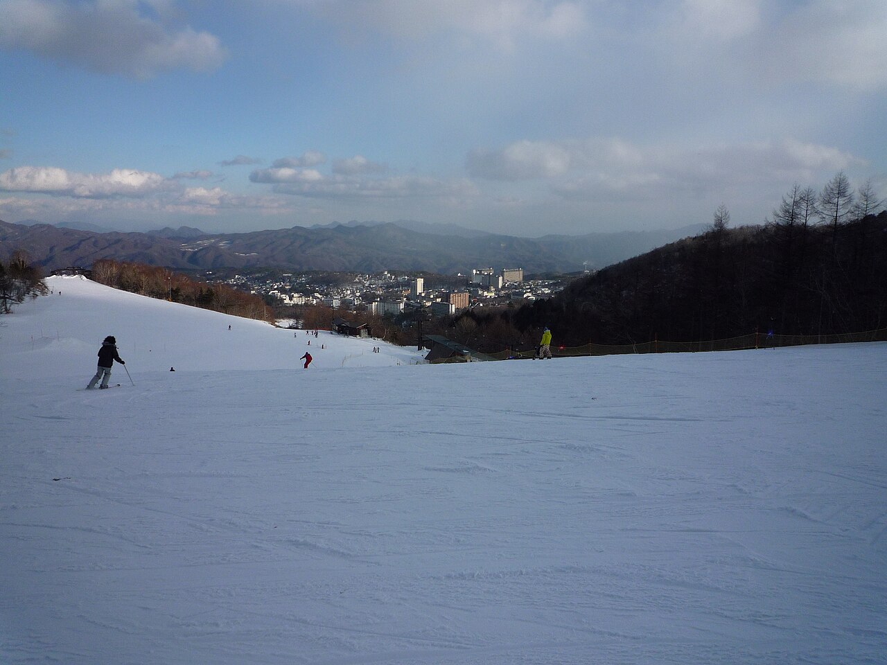 草津温泉スキー場の雪の山とゲレンデ