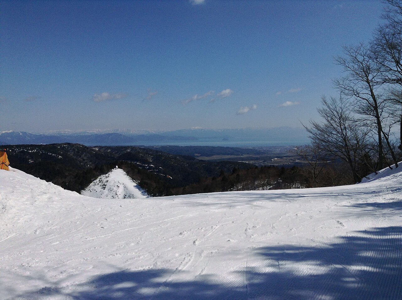 朽木スキー場の雪の山とゲレンデ