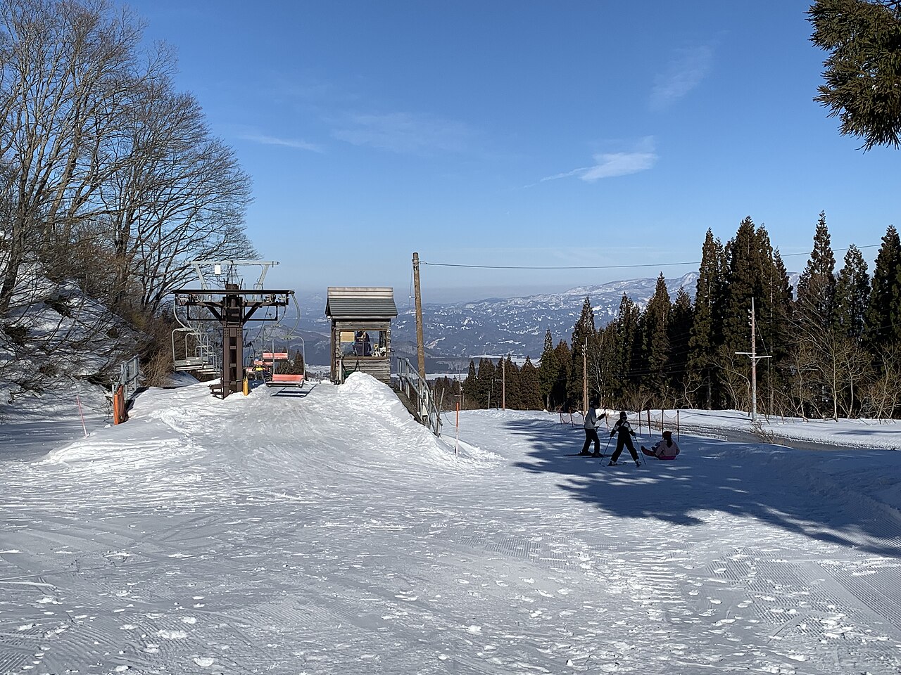 休暇村妙高 ルンルンスキー場の雪の山とゲレンデ