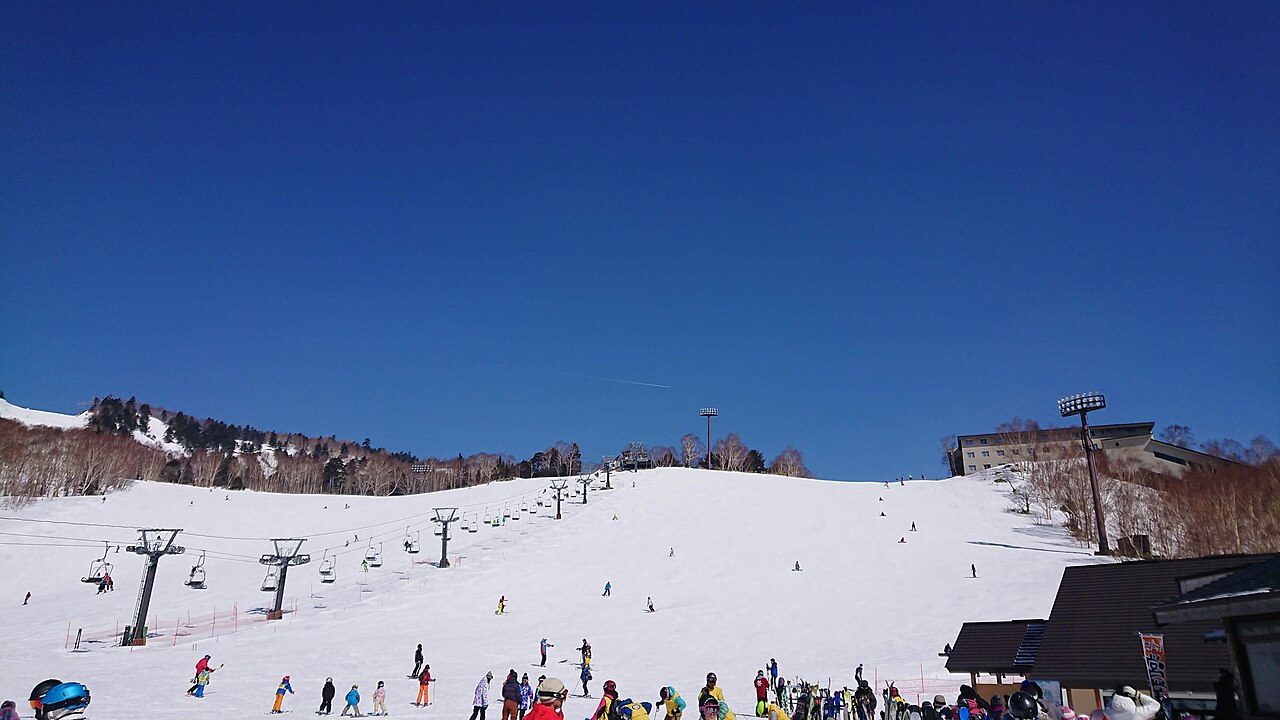 万座温泉スキー場の雪の山とゲレンデ