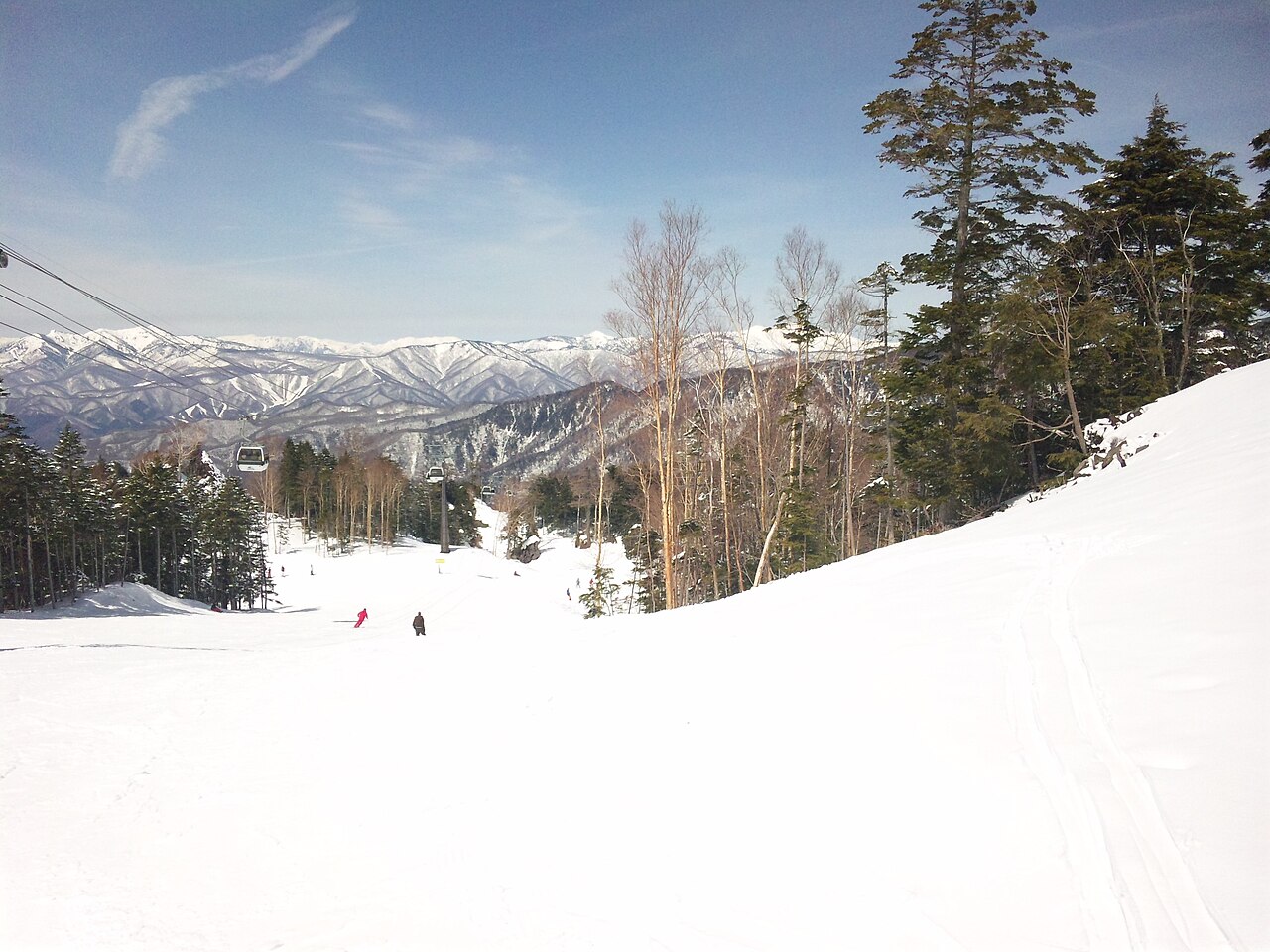 丸沼高原スキー場の雪の山とゲレンデ