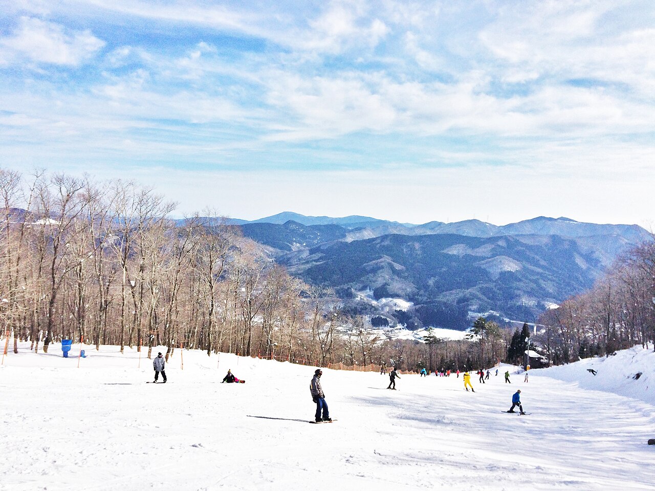女鹿平温泉めがひらスキー場の雪の山とゲレンデ