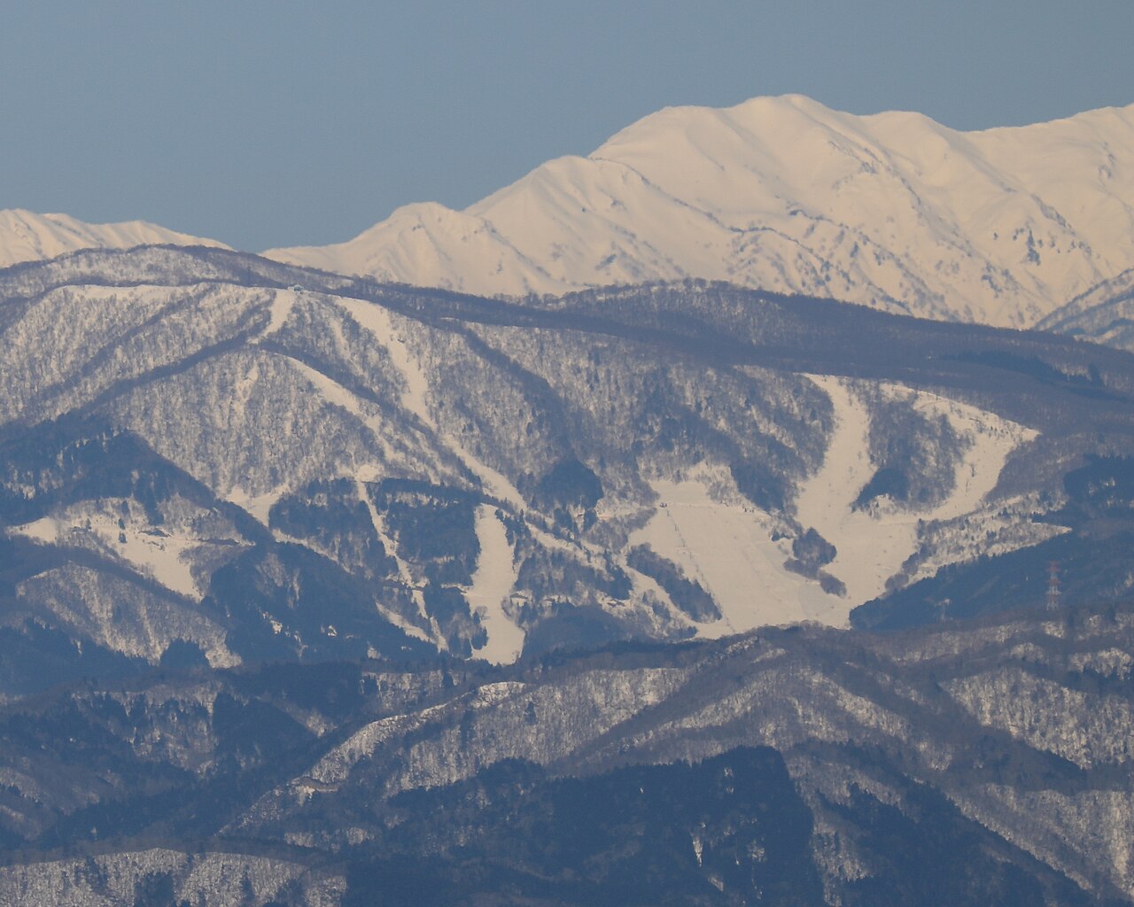 めいほうスキー場の雪の山とゲレンデ