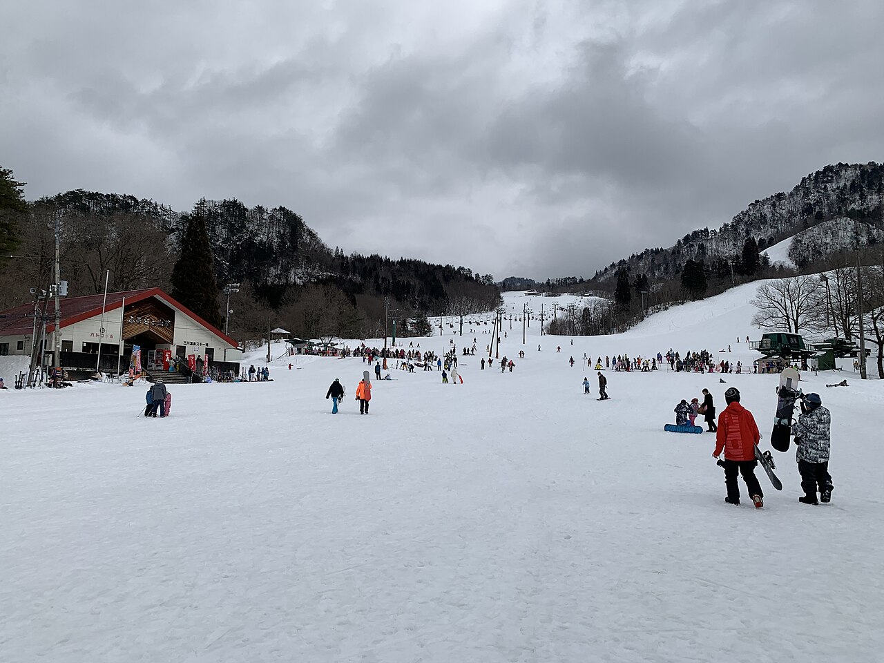 三川温泉スキー場の雪の山とゲレンデ