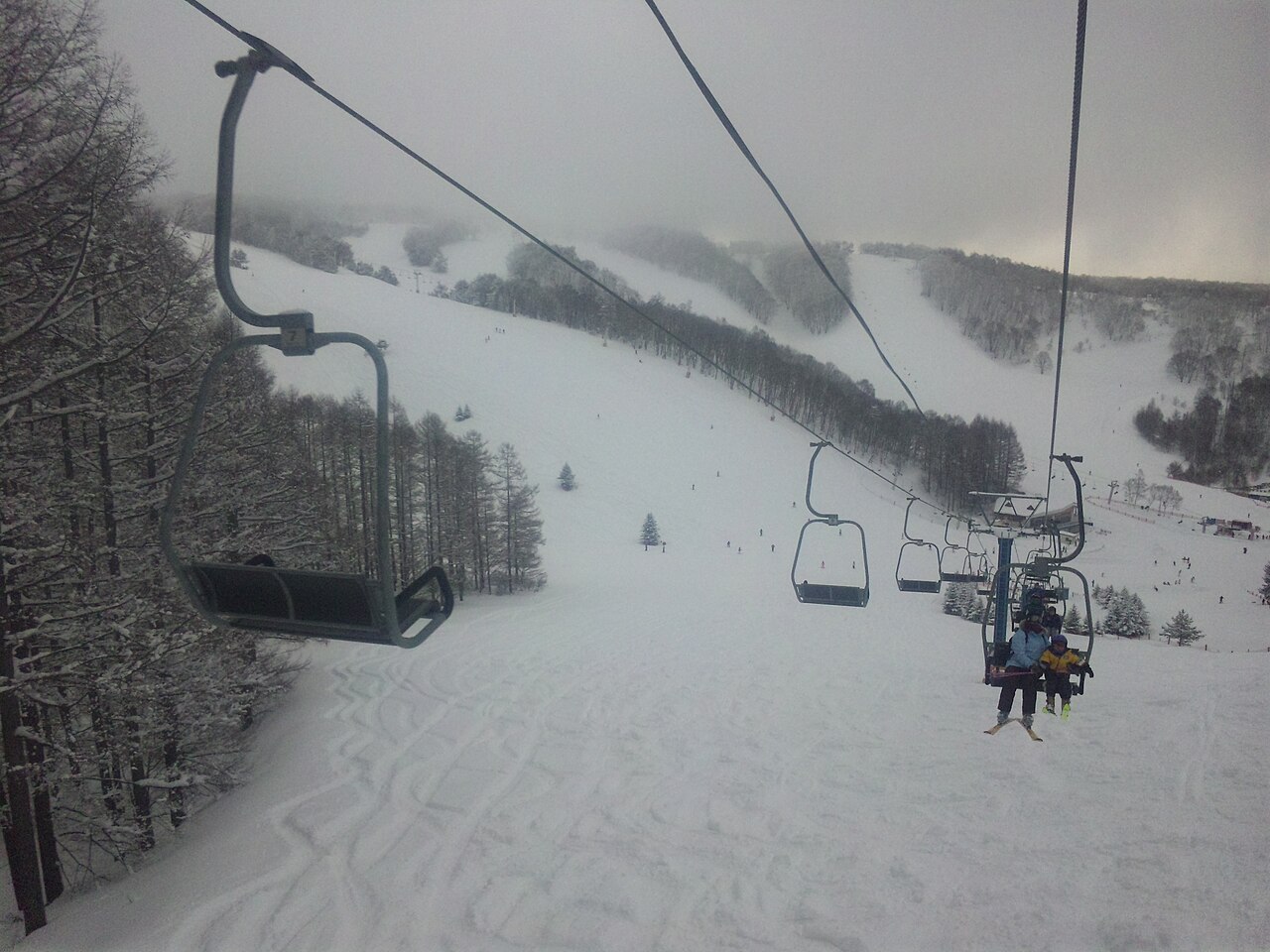 峰の原高原スキー場の雪の山とゲレンデ