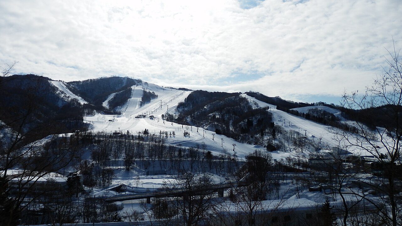 マウントレースイスキー場の雪の山とゲレンデ