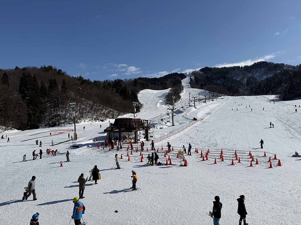 長岡市営スキー場の雪の山とゲレンデ