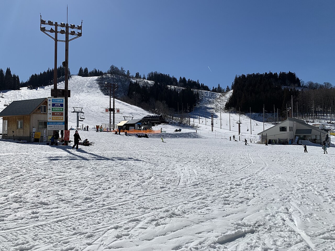 ニュー・グリーンピアの雪の山とゲレンデ