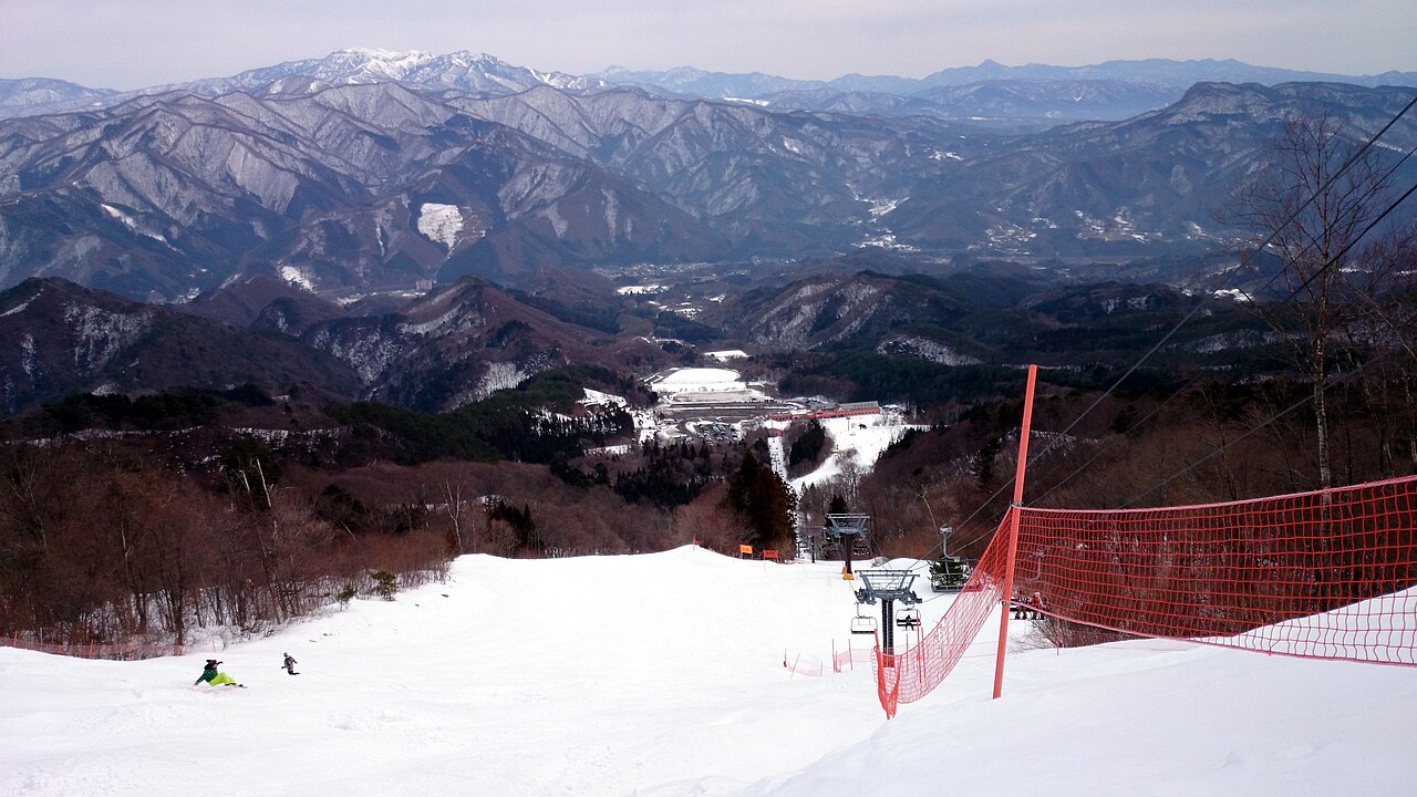 ノルン水上の雪の山とゲレンデ