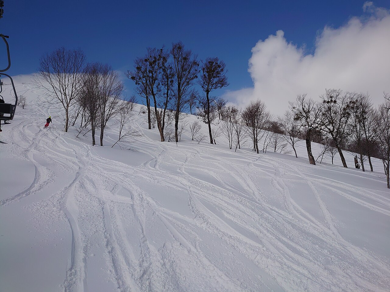奥只見丸山スキー場の雪の山とゲレンデ