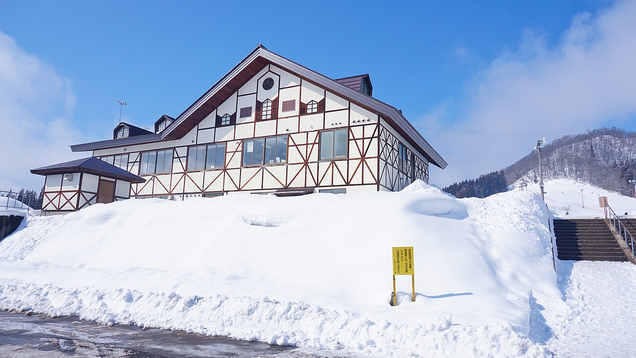 大曲ファミリースキー場の雪の山とゲレンデ