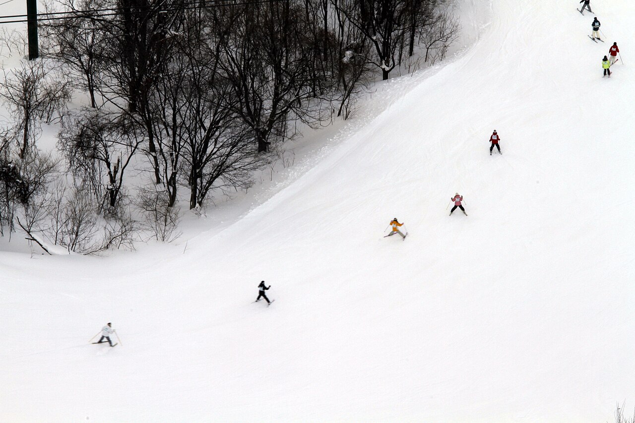 小樽天狗山スキー場の雪の山とゲレンデ